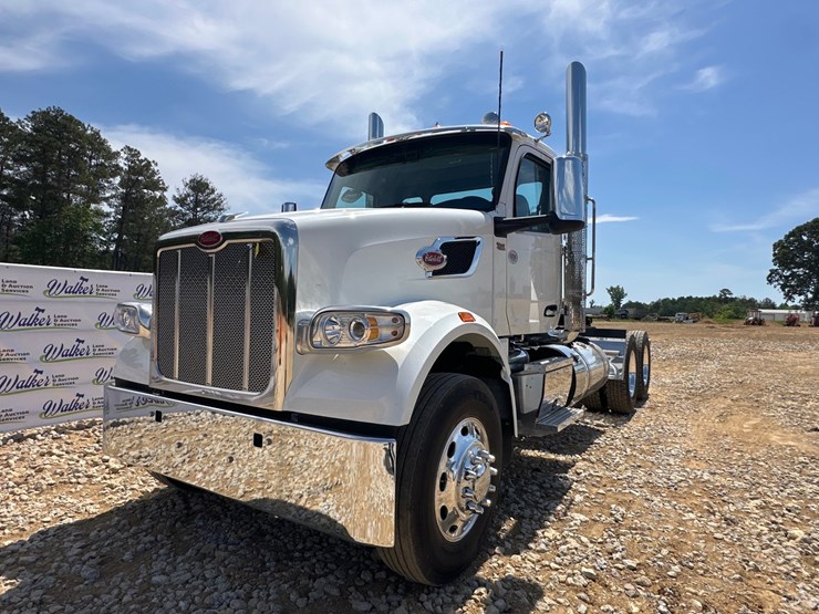 2025-peterbilt-567-image-3