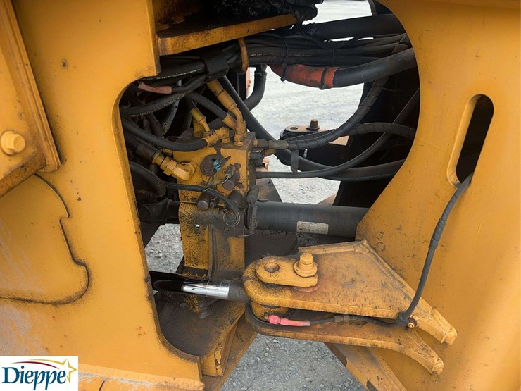 2011-deere-544k-image-18