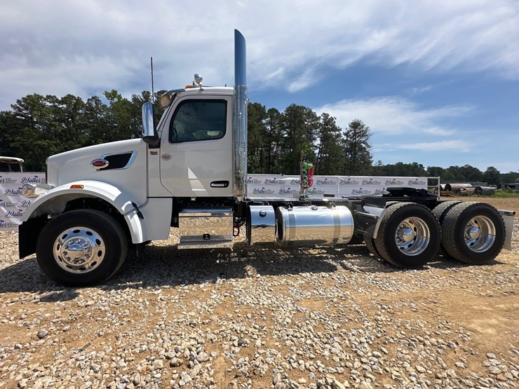 2025-peterbilt-567-image-1