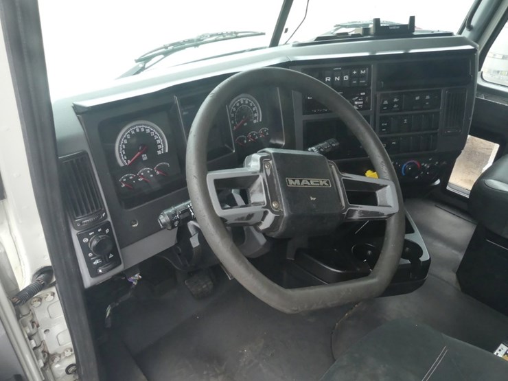 2020-mack-granite-64ft-image-19