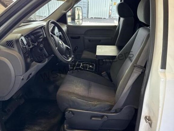 2013-chevrolet-silverado-3500hd-image-26