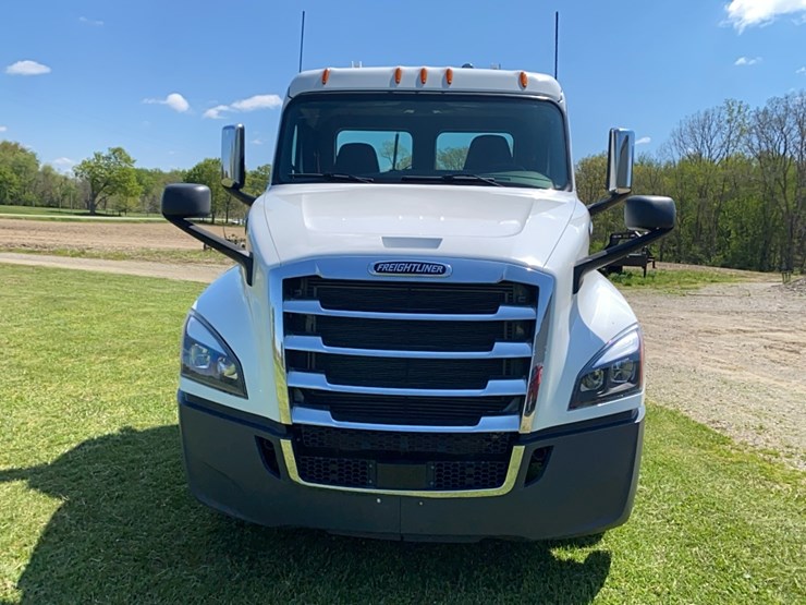 2019-freightliner-cascadia-day-cab-image-2