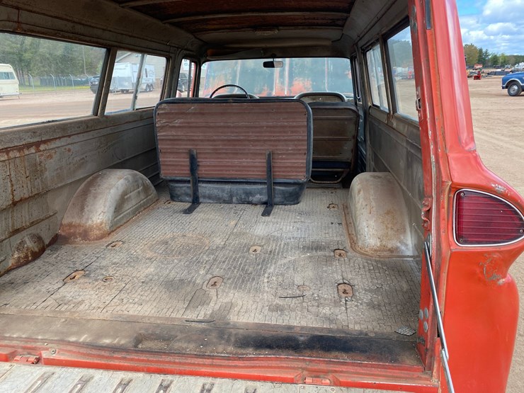 1963-chevrolet-suburban-image-25