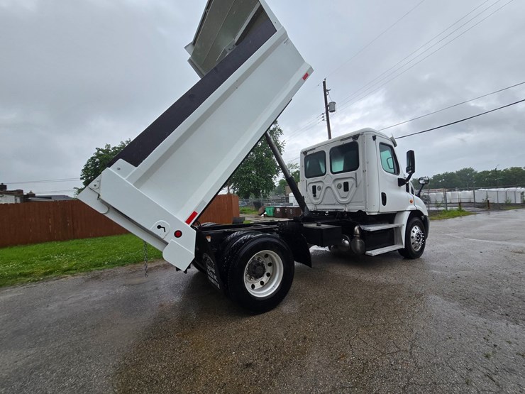 2015-freightliner-cascadia-113-image-83