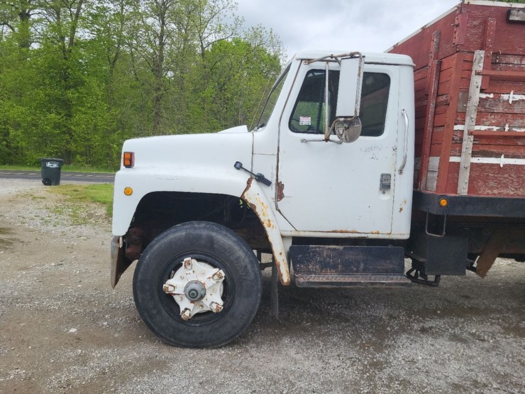 1982-international-1754-single-axle-grain-truck-image-11