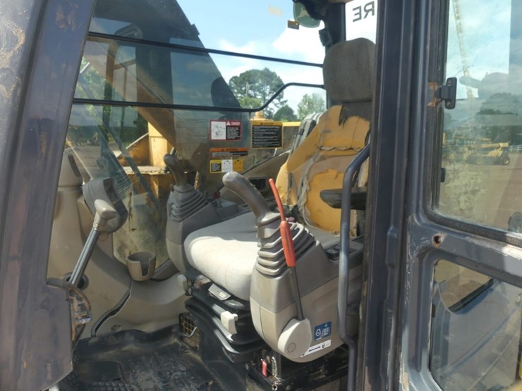 2014-deere-225d-lc-image-11
