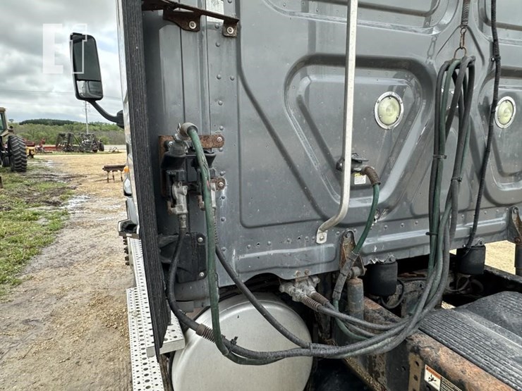 2012-freightliner-cascadia-113-image-11