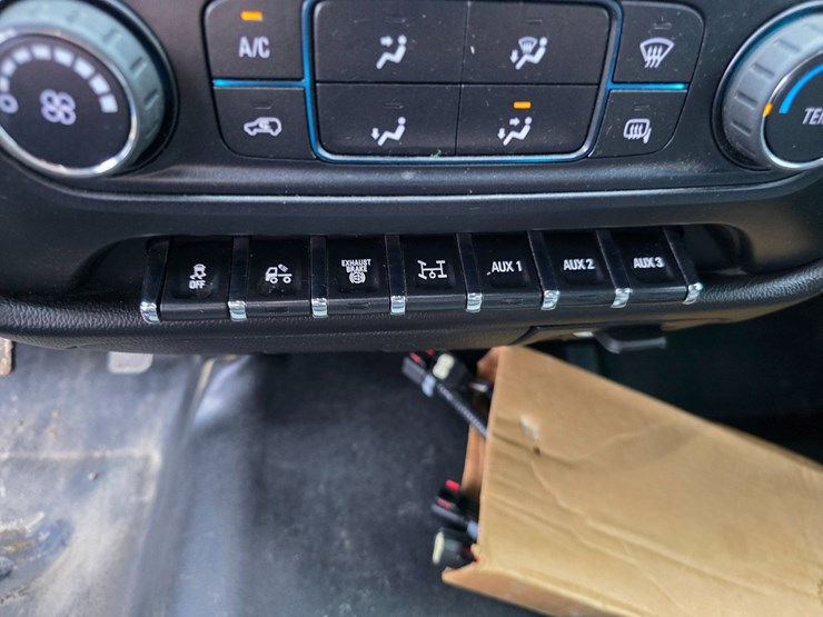 2021-chevrolet-silverado-6500hd-image-60