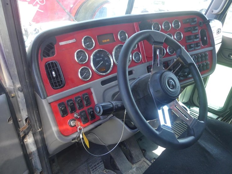 2017-peterbilt-389-image-16