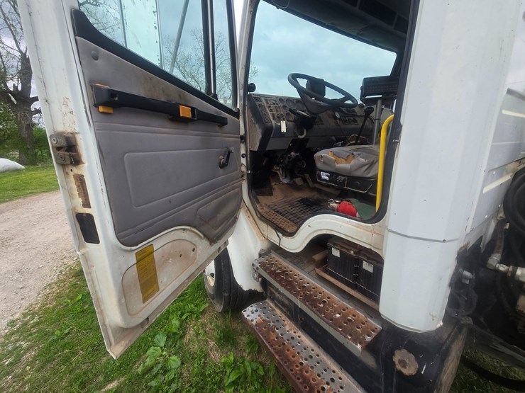 1999-freightliner-fl70-image-45
