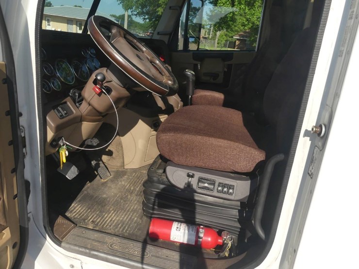 2014-freightliner-coronado-132-image-16