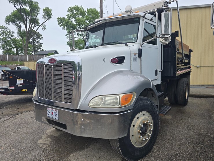 2006-peterbilt-335-image-1