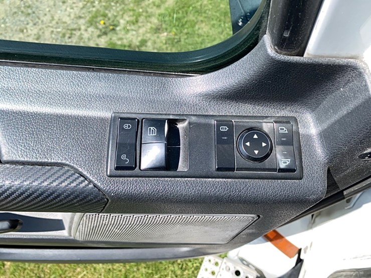 2019-freightliner-cascadia-day-cab-image-52
