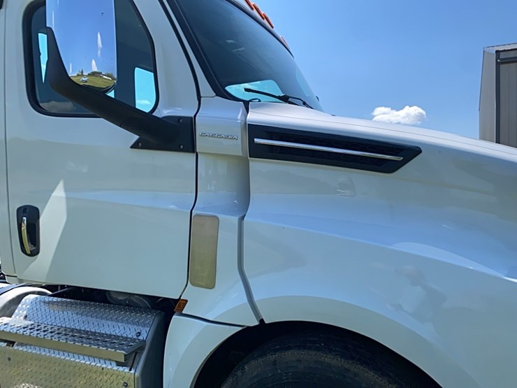 2019-freightliner-cascadia-day-cab-image-11