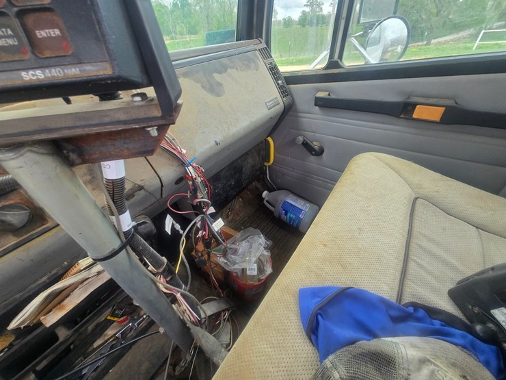 1999-freightliner-fl70-image-50