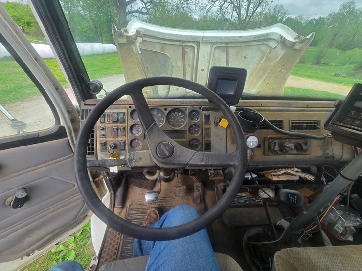 1999-freightliner-fl70-image-56