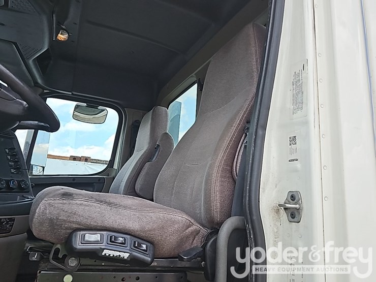 2019-freightliner-cascadia-125-image-38