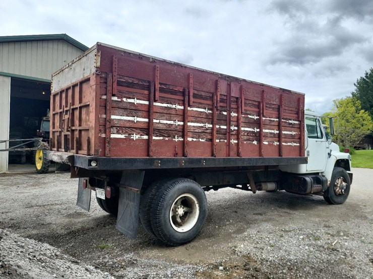 1982-international-1754-single-axle-grain-truck-image-5
