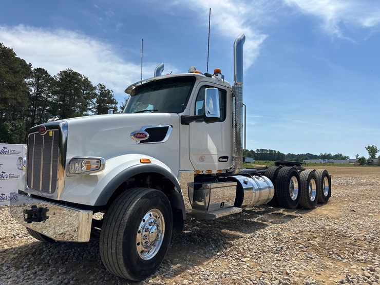 2024-peterbilt-567-image-2