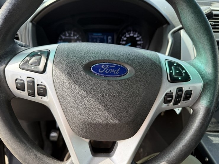 2015-ford-explorer-image-35