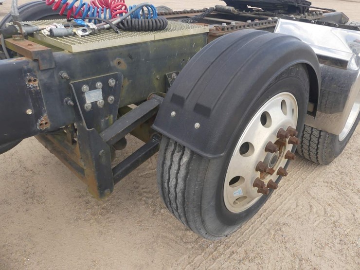 2013-caterpillar-ct660l-image-8
