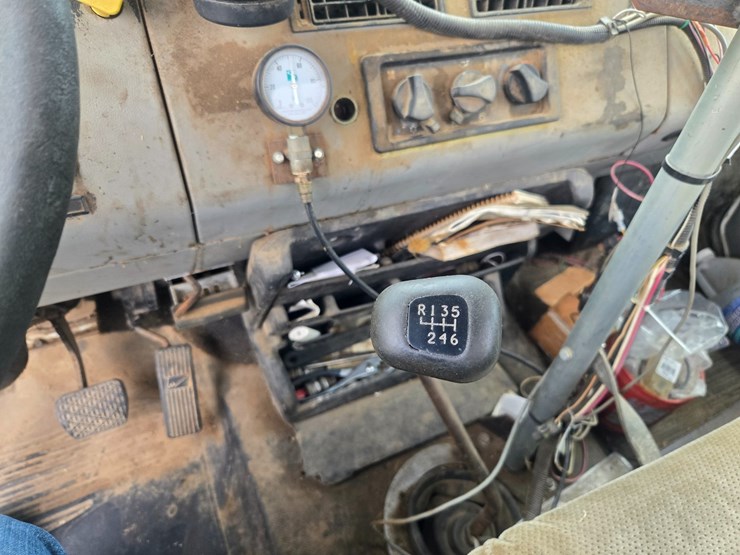 1999-freightliner-fl70-image-52