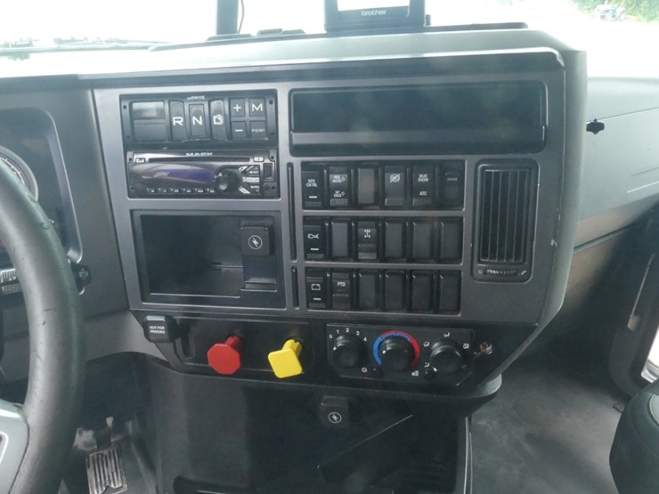 2020-mack-granite-64ft-image-21