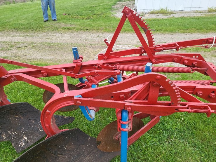 international-2-bottom-pull-type-moldboard-plow---nice-image-10