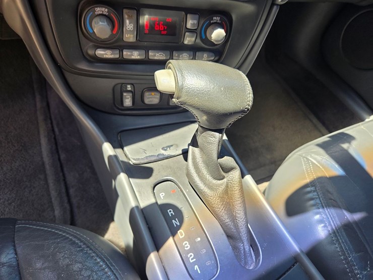 2003-pontiac-bonneville-sle-car-image-30