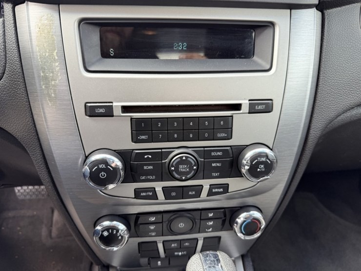 2010-ford-fusion-se-sedan-image-28