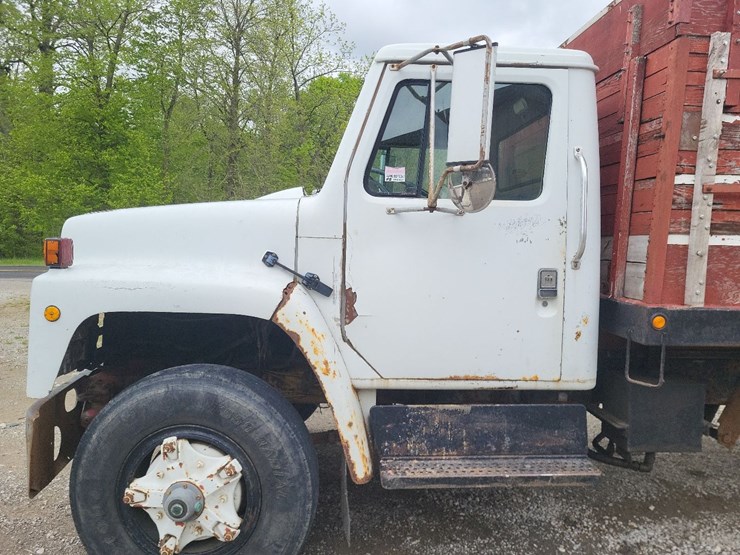1982-international-1754-single-axle-grain-truck-image-14