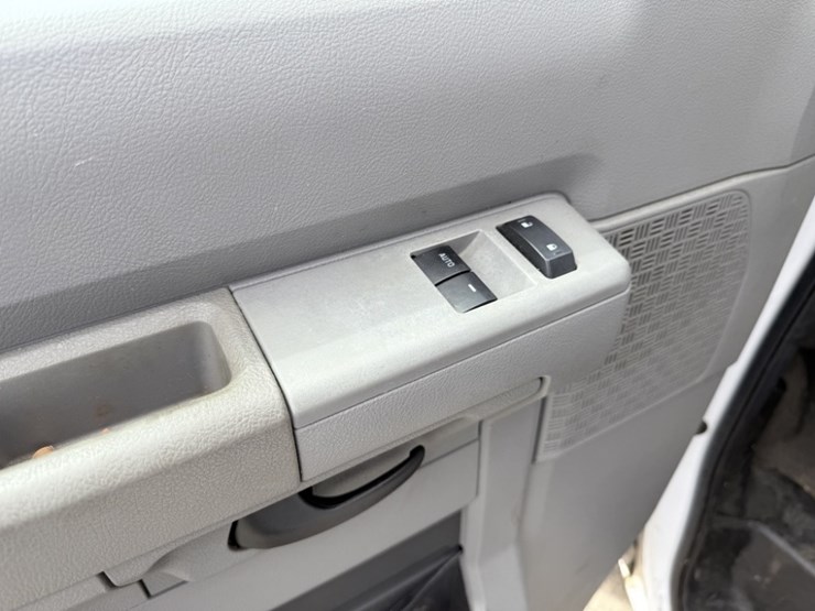 2010-ford-e350-image-24