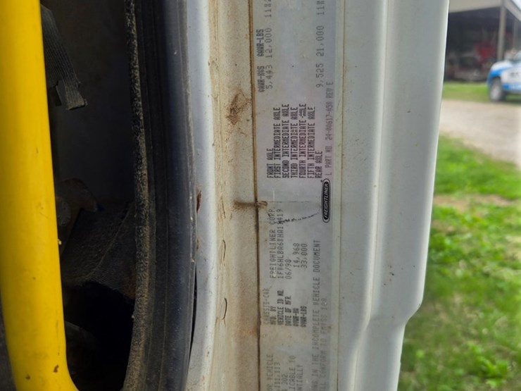 1999-freightliner-fl70-image-46