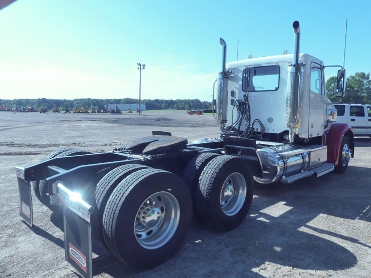 2014-freightliner-coronado-132-image-3