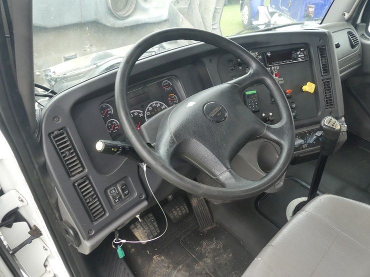2018-freightliner-114sd-image-17