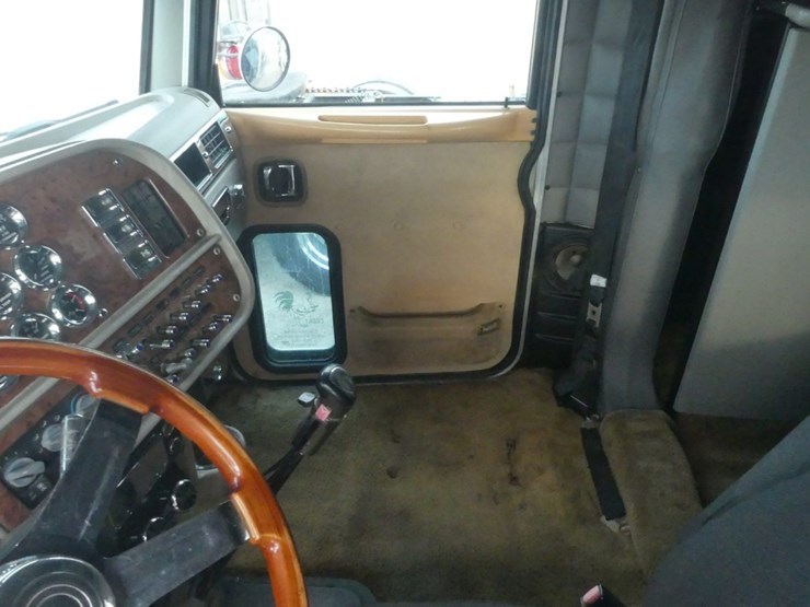 2005-peterbilt-379-image-18