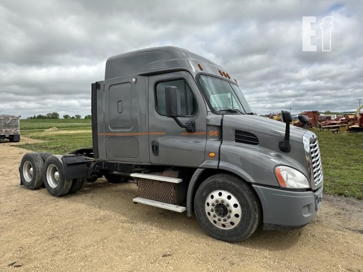 2012-freightliner-cascadia-113-image-4