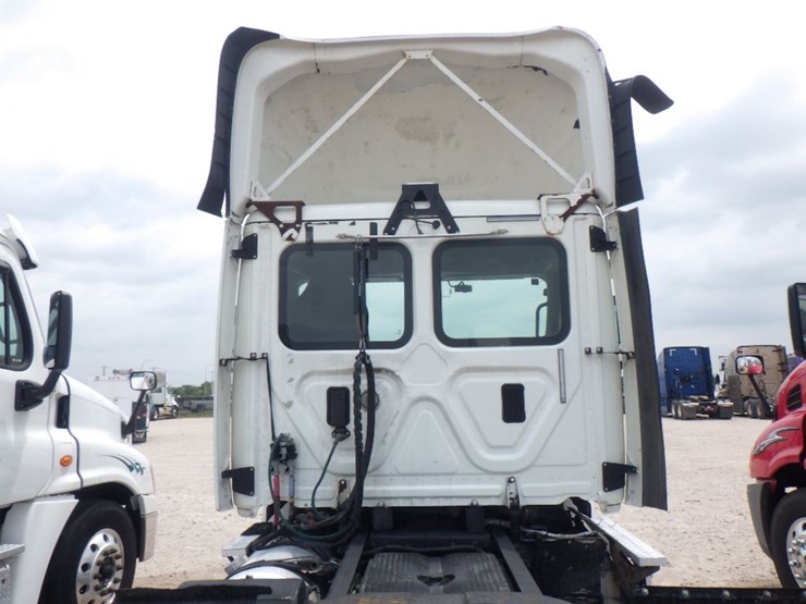 2017-freightliner-cascadia-113-image-11