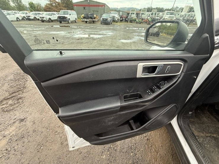 2020-ford-explorer-image-26