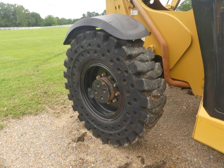 2019-caterpillar-tl1055d-image-9