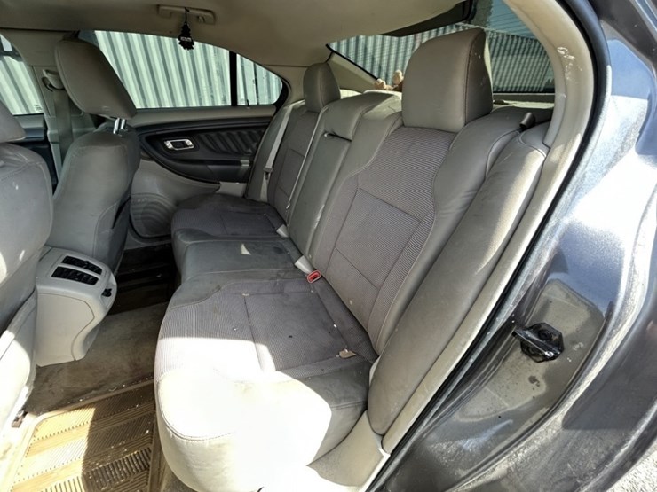 2012-ford-taurus-sel-sedan-image-26