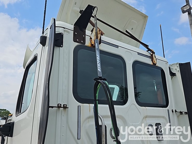 2017-freightliner-cascadia-125-image-12