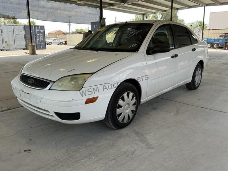 2005-ford-focus-sdn-image-4