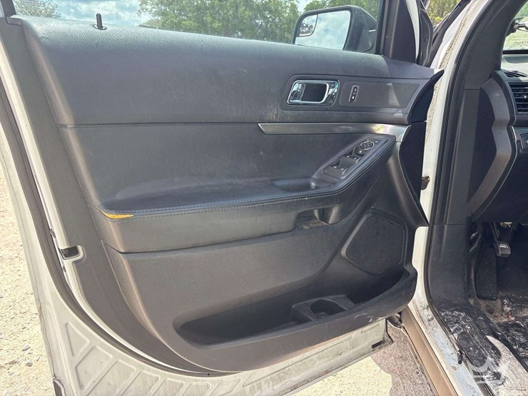 2016-ford-explorer-image-9