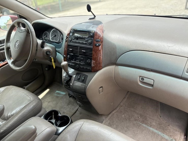 2004-toyota-sienna-image-8