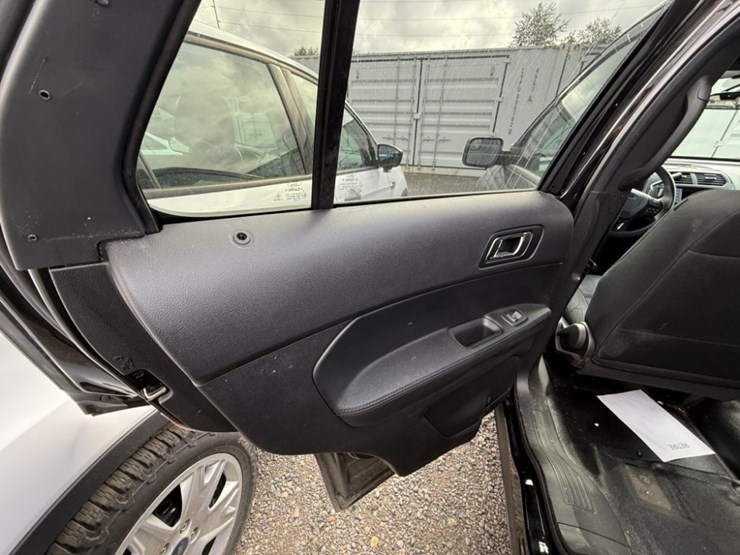 2017-ford-explorer-image-30