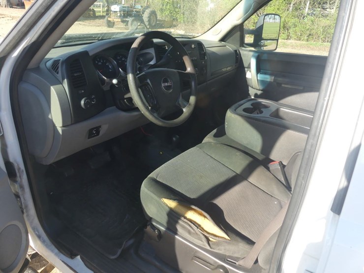 2013-gmc-3500-image-8