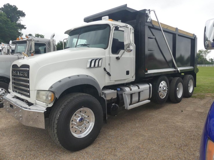 2020-mack-granite-64ft-image-1