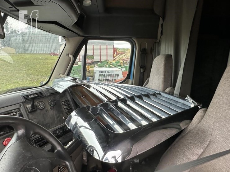 2014-freightliner-cascadia-113-image-11