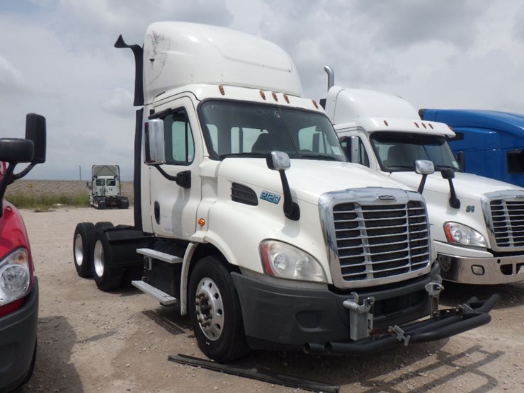 2017-freightliner-cascadia-113-image-3